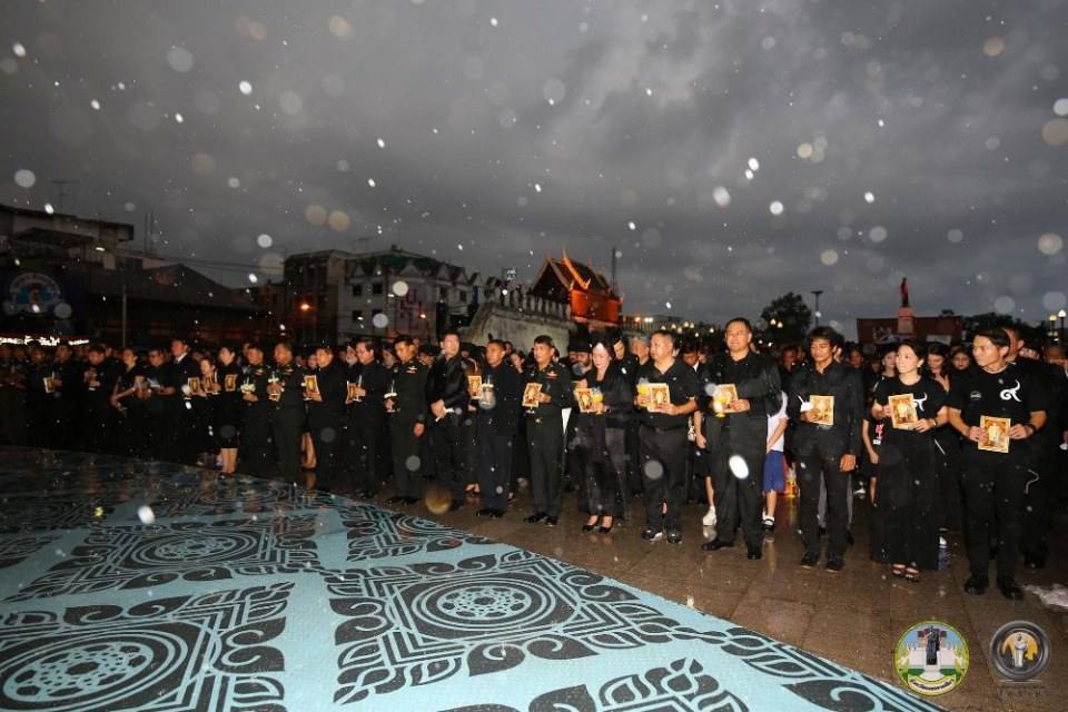 รวมภาพประวัติศาสตร์! ชาวโคราชกว่า 2 แสนคน ร่วมจุดเทียนร้องเพลงสรรเสริญพระบารมี ถวายความอาลัยในหลวง ร.๙ ดังกึกก้องทั้งเมือง