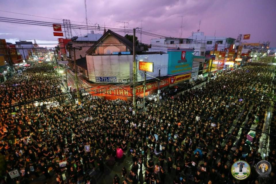 รวมภาพประวัติศาสตร์! ชาวโคราชกว่า 2 แสนคน ร่วมจุดเทียนร้องเพลงสรรเสริญพระบารมี ถวายความอาลัยในหลวง ร.๙ ดังกึกก้องทั้งเมือง
