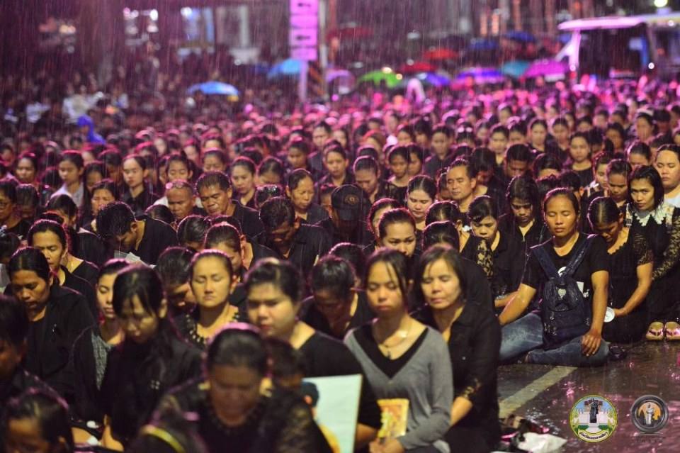 รวมภาพประวัติศาสตร์! ชาวโคราชกว่า 2 แสนคน ร่วมจุดเทียนร้องเพลงสรรเสริญพระบารมี ถวายความอาลัยในหลวง ร.๙ ดังกึกก้องทั้งเมือง