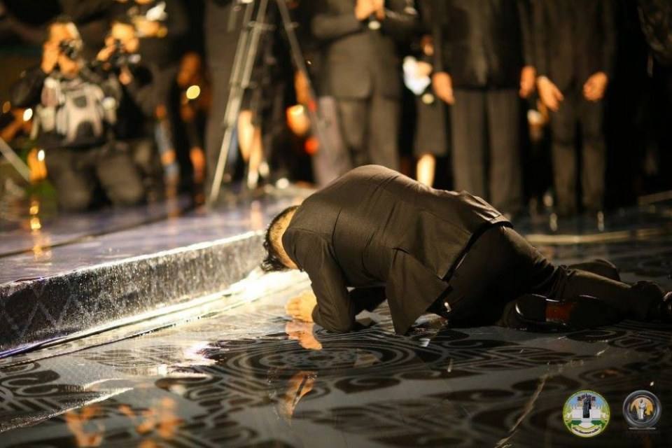 รวมภาพประวัติศาสตร์! ชาวโคราชกว่า 2 แสนคน ร่วมจุดเทียนร้องเพลงสรรเสริญพระบารมี ถวายความอาลัยในหลวง ร.๙ ดังกึกก้องทั้งเมือง