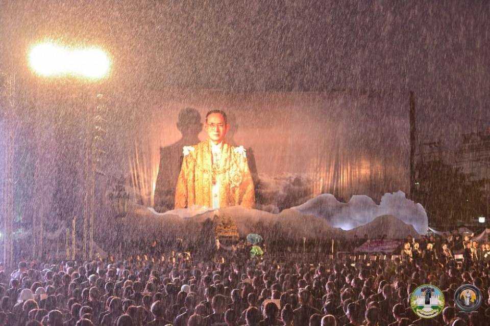 รวมภาพประวัติศาสตร์! ชาวโคราชกว่า 2 แสนคน ร่วมจุดเทียนร้องเพลงสรรเสริญพระบารมี ถวายความอาลัยในหลวง ร.๙ ดังกึกก้องทั้งเมือง