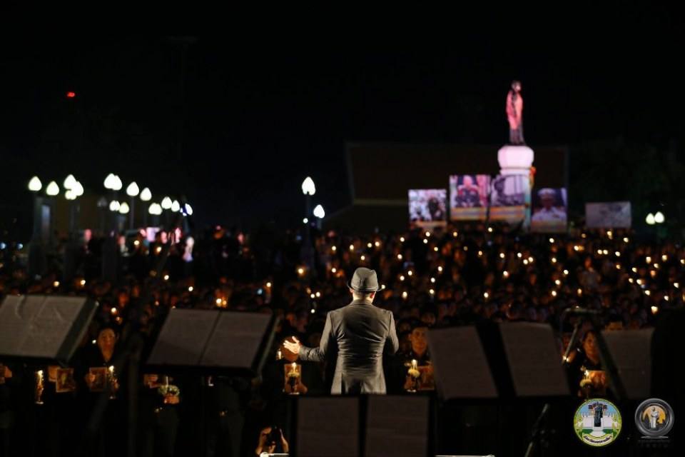 รวมภาพประวัติศาสตร์! ชาวโคราชกว่า 2 แสนคน ร่วมจุดเทียนร้องเพลงสรรเสริญพระบารมี ถวายความอาลัยในหลวง ร.๙ ดังกึกก้องทั้งเมือง