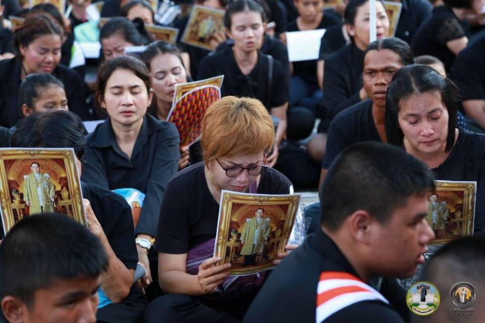 รวมภาพประวัติศาสตร์! ชาวโคราชกว่า 2 แสนคน ร่วมจุดเทียนร้องเพลงสรรเสริญพระบารมี ถวายความอาลัยในหลวง ร.๙ ดังกึกก้องทั้งเมือง