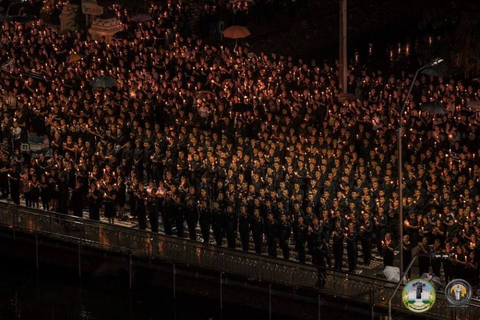 รวมภาพประวัติศาสตร์! ชาวโคราชกว่า 2 แสนคน ร่วมจุดเทียนร้องเพลงสรรเสริญพระบารมี ถวายความอาลัยในหลวง ร.๙ ดังกึกก้องทั้งเมือง
