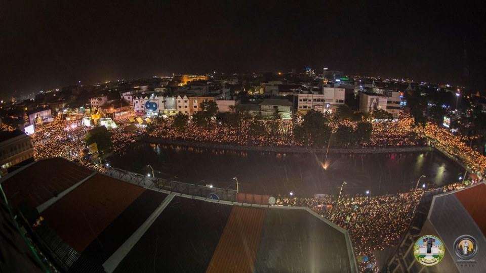 รวมภาพประวัติศาสตร์! ชาวโคราชกว่า 2 แสนคน ร่วมจุดเทียนร้องเพลงสรรเสริญพระบารมี ถวายความอาลัยในหลวง ร.๙ ดังกึกก้องทั้งเมือง
