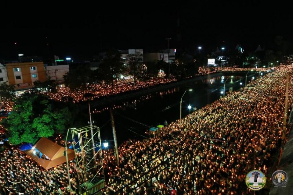รวมภาพประวัติศาสตร์! ชาวโคราชกว่า 2 แสนคน ร่วมจุดเทียนร้องเพลงสรรเสริญพระบารมี ถวายความอาลัยในหลวง ร.๙ ดังกึกก้องทั้งเมือง