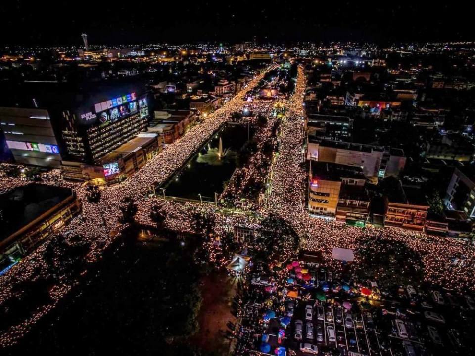 รวมภาพประวัติศาสตร์! ชาวโคราชกว่า 2 แสนคน ร่วมจุดเทียนร้องเพลงสรรเสริญพระบารมี ถวายความอาลัยในหลวง ร.๙ ดังกึกก้องทั้งเมือง