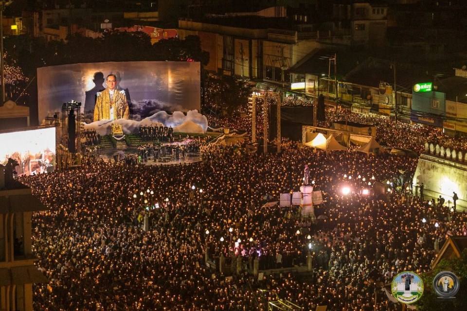 รวมภาพประวัติศาสตร์! ชาวโคราชกว่า 2 แสนคน ร่วมจุดเทียนร้องเพลงสรรเสริญพระบารมี ถวายความอาลัยในหลวง ร.๙ ดังกึกก้องทั้งเมือง