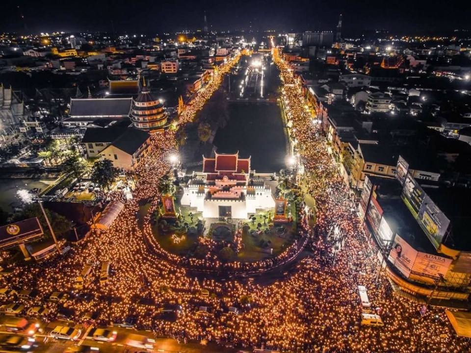 รวมภาพประวัติศาสตร์! ชาวโคราชกว่า 2 แสนคน ร่วมจุดเทียนร้องเพลงสรรเสริญพระบารมี ถวายความอาลัยในหลวง ร.๙ ดังกึกก้องทั้งเมือง