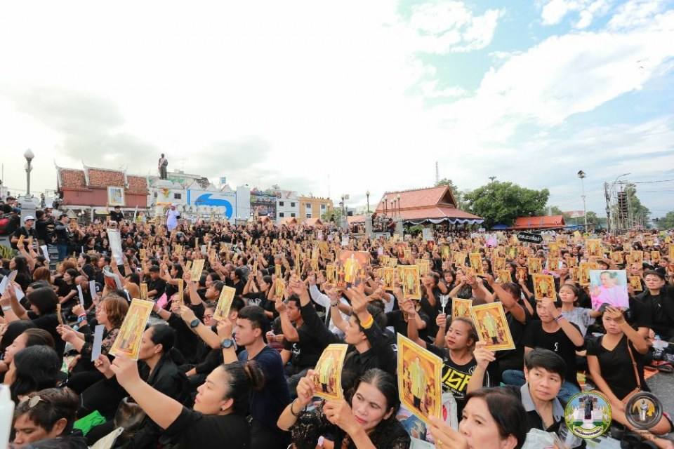 รวมภาพประวัติศาสตร์! ชาวโคราชกว่า 2 แสนคน ร่วมจุดเทียนร้องเพลงสรรเสริญพระบารมี ถวายความอาลัยในหลวง ร.๙ ดังกึกก้องทั้งเมือง