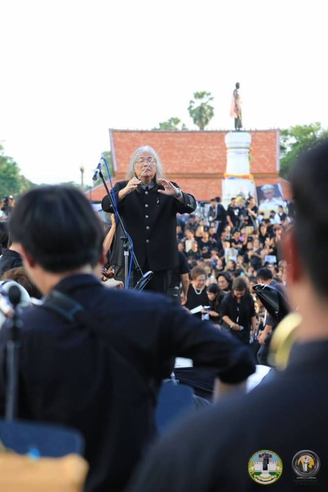 รวมภาพประวัติศาสตร์! ชาวโคราชกว่า 2 แสนคน ร่วมจุดเทียนร้องเพลงสรรเสริญพระบารมี ถวายความอาลัยในหลวง ร.๙ ดังกึกก้องทั้งเมือง