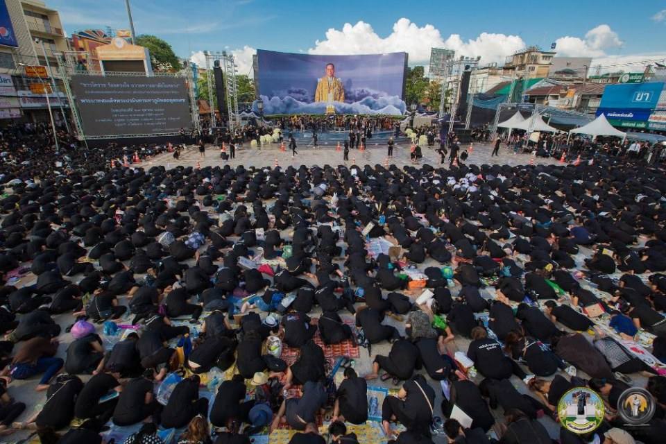 รวมภาพประวัติศาสตร์! ชาวโคราชกว่า 2 แสนคน ร่วมจุดเทียนร้องเพลงสรรเสริญพระบารมี ถวายความอาลัยในหลวง ร.๙ ดังกึกก้องทั้งเมือง