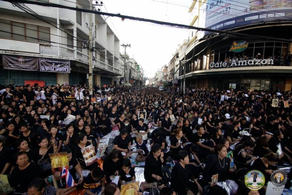 รวมภาพประวัติศาสตร์! ชาวโคราชกว่า 2 แสนคน ร่วมจุดเทียนร้องเพลงสรรเสริญพระบารมี ถวายความอาลัยในหลวง ร.๙ ดังกึกก้องทั้งเมือง