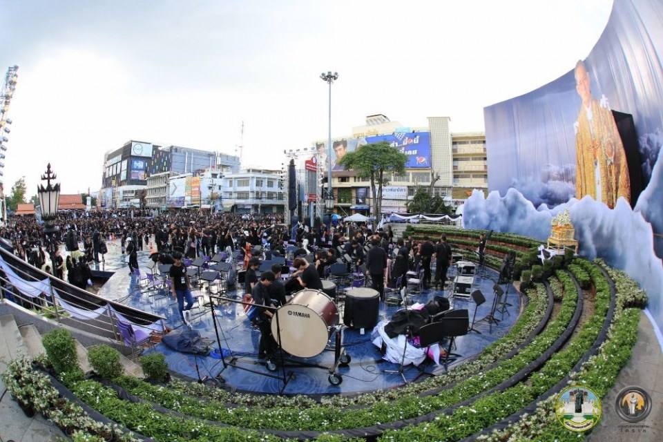 รวมภาพประวัติศาสตร์! ชาวโคราชกว่า 2 แสนคน ร่วมจุดเทียนร้องเพลงสรรเสริญพระบารมี ถวายความอาลัยในหลวง ร.๙ ดังกึกก้องทั้งเมือง