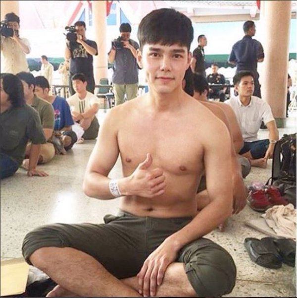 ทหารเกณฑ์สุดหล่อ "กองทัพอากาศ" ดูได้ จับได้ หลงรักได้ แต่ "ห้าม!! อมของหลวง" นะ