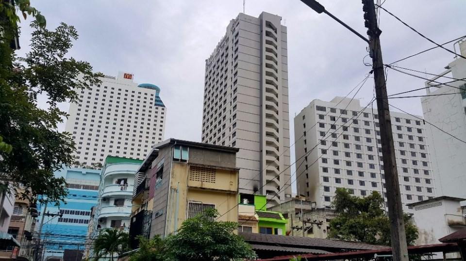 สังเกตุว่าจะแอบมีหมู่บ้านธรรมดาอยู่ด้วย