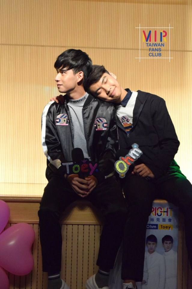 เบื่อความน่ารัก!! ห่างๆ กันบ้างก็ได้ ""โอม & เต้ย"" คู่จิ้นฟินเว่อร์แห่งปี