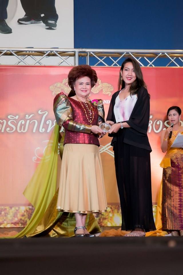 เชิญร่วมประกวดแฟชั่นโชว์ราตรีผ้าไหมสายใยแห่งรักประจำปี2560