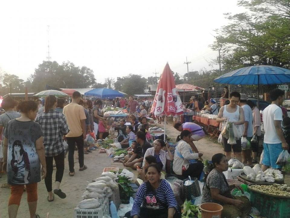 ตลาดบ้านโนนตูม ผึ่งแดด มุกดาหาร