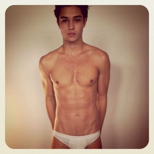 ฝรั่งหน้าหล่อ เป้าตุงล่อตา