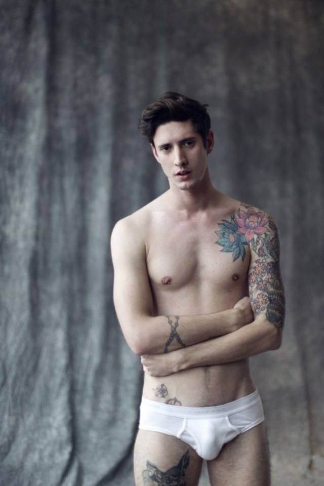 ฝรั่งหน้าหล่อ เป้าตุงล่อตา