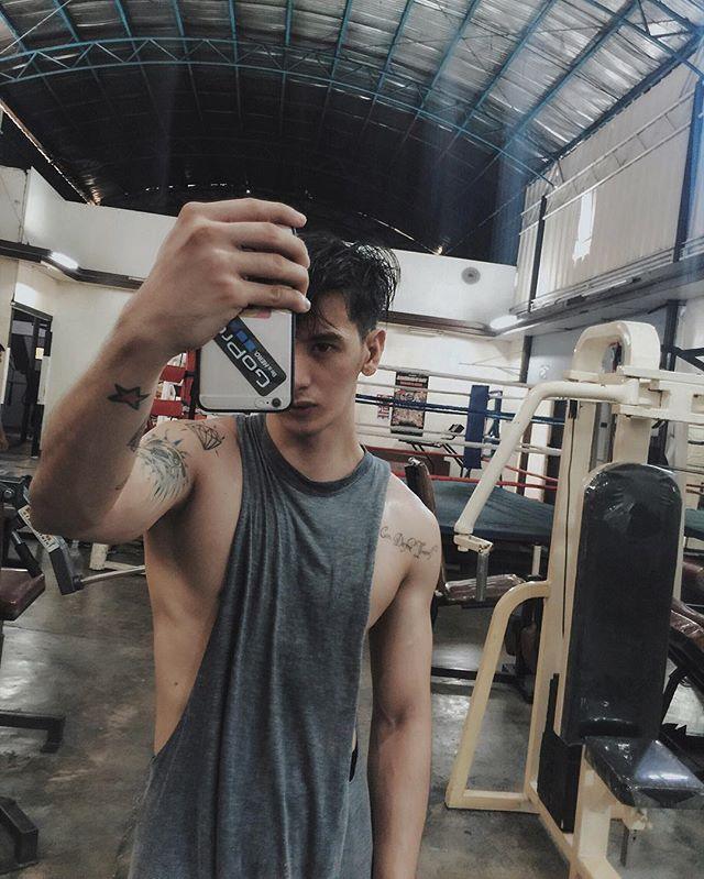 หนุ่มลูกครึ่งสุดแซ่บ Zie Naval