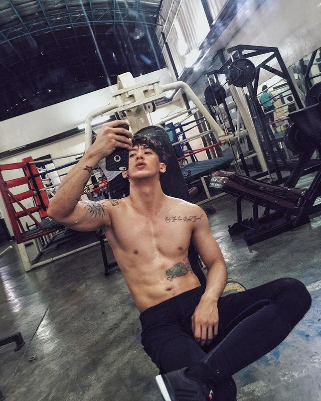 หนุ่มลูกครึ่งสุดแซ่บ Zie Naval