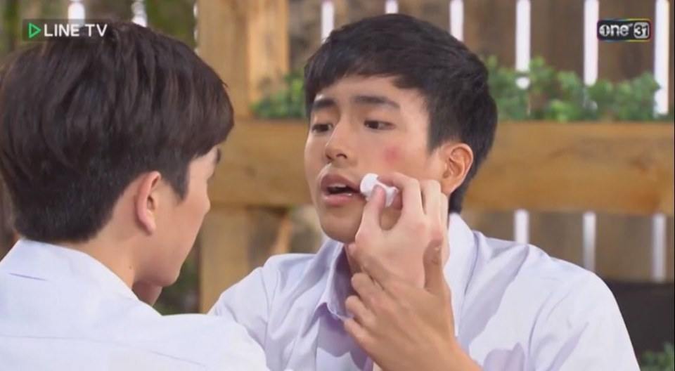 2 นักแสดงหนุ่มหน้าใส หล่อแซ่บทะลุจอ "ชัดแจ้ง & เอิร์ธ" คู่จิ้นมาแรงส่งท้ายปี 2016