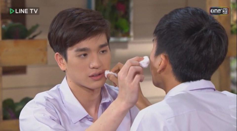 2 นักแสดงหนุ่มหน้าใส หล่อแซ่บทะลุจอ "ชัดแจ้ง & เอิร์ธ" คู่จิ้นมาแรงส่งท้ายปี 2016