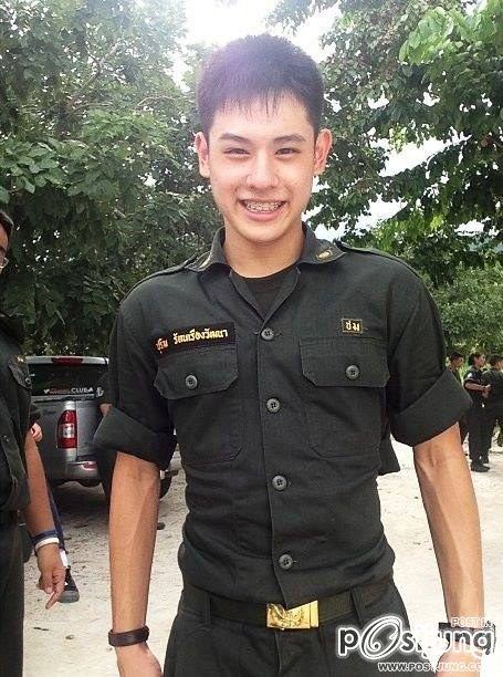 รอดอ!!  เคารพธงชาติเดี๋ยวนี้นะ !!!!  1,479
