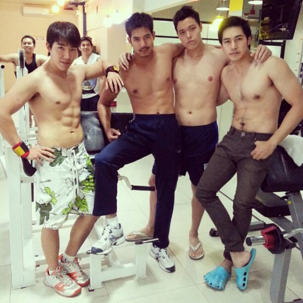 ดาราถอดเสื้อ  เป็นดาราชายเสียด้วย 1,482