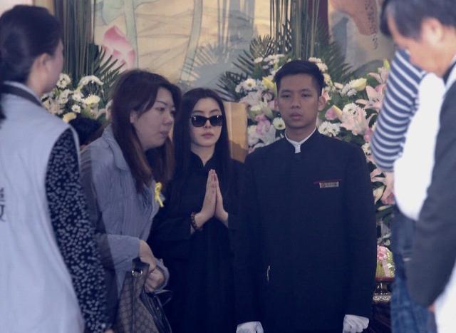 หวังจู่เสียนออกสื่ออีกครั้งในวัย 50 ปี ( 12 ธันวาคม 2559 )