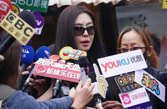 หวังจู่เสียนออกสื่ออีกครั้งในวัย 50 ปี ( 12 ธันวาคม 2559 )