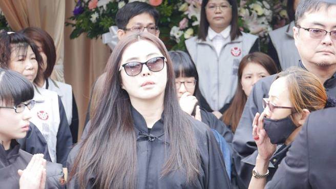 หวังจู่เสียนออกสื่ออีกครั้งในวัย 50 ปี ( 12 ธันวาคม 2559 )