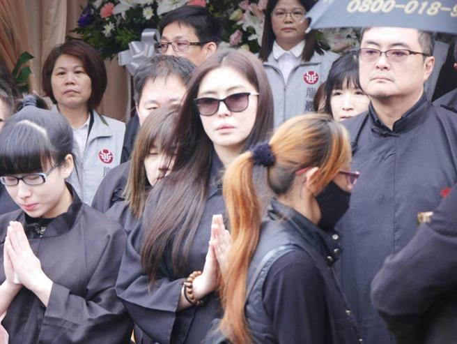 หวังจู่เสียนออกสื่ออีกครั้งในวัย 50 ปี ( 12 ธันวาคม 2559 )
