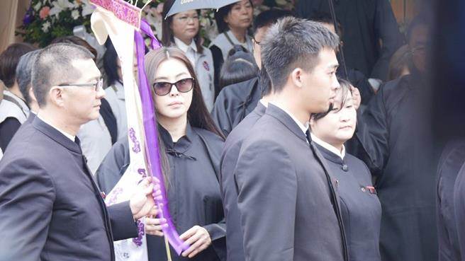 หวังจู่เสียนออกสื่ออีกครั้งในวัย 50 ปี ( 12 ธันวาคม 2559 )