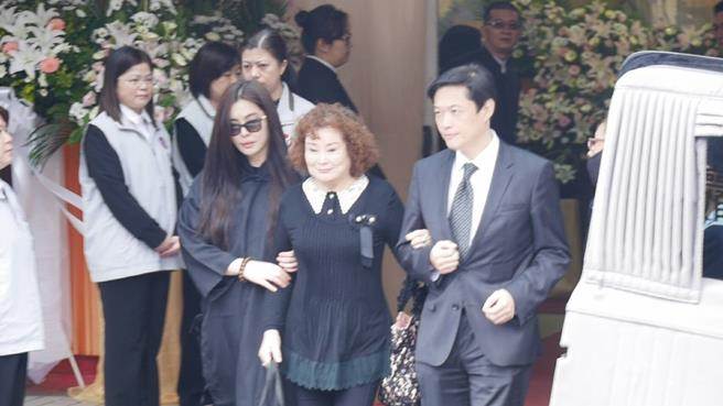 หวังจู่เสียนออกสื่ออีกครั้งในวัย 50 ปี ( 12 ธันวาคม 2559 )