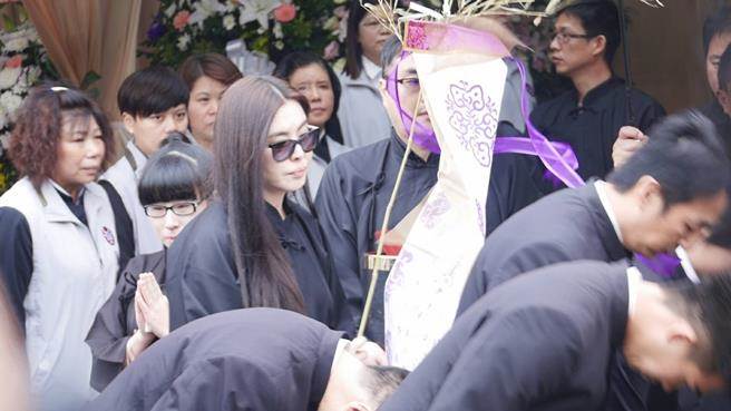 หวังจู่เสียนออกสื่ออีกครั้งในวัย 50 ปี ( 12 ธันวาคม 2559 )
