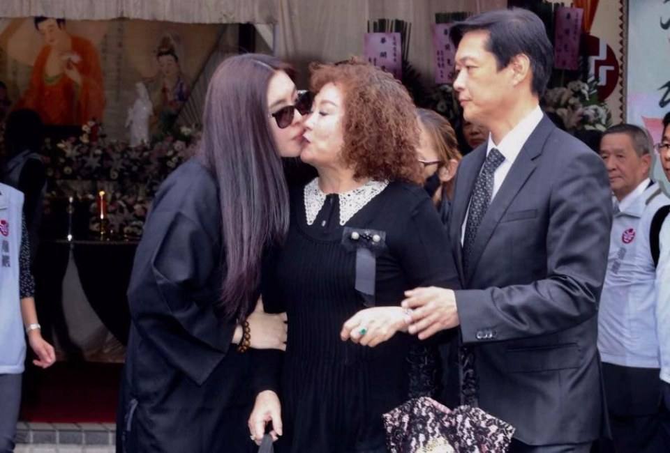 หวังจู่เสียนออกสื่ออีกครั้งในวัย 50 ปี ( 12 ธันวาคม 2559 )