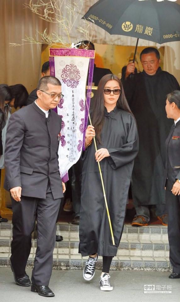 หวังจู่เสียนออกสื่ออีกครั้งในวัย 50 ปี ( 12 ธันวาคม 2559 )