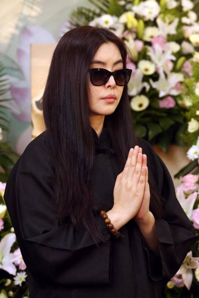 หวังจู่เสียนออกสื่ออีกครั้งในวัย 50 ปี ( 12 ธันวาคม 2559 )