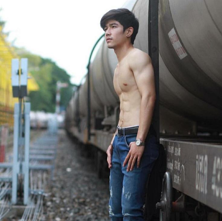 หล่อๆ น่าเลีย เห็นเเล้วอยากเสียประตูหลัง