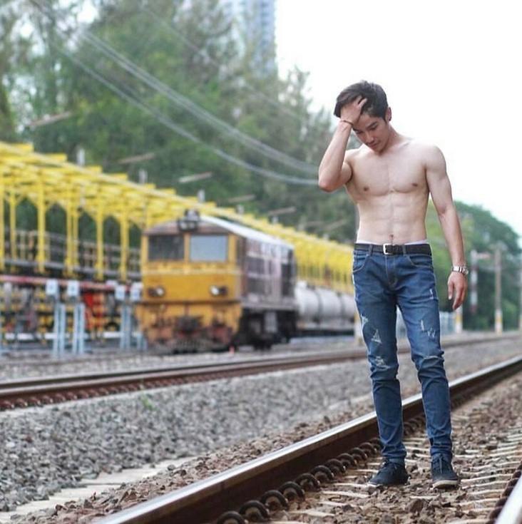 หล่อๆ น่าเลีย เห็นเเล้วอยากเสียประตูหลัง