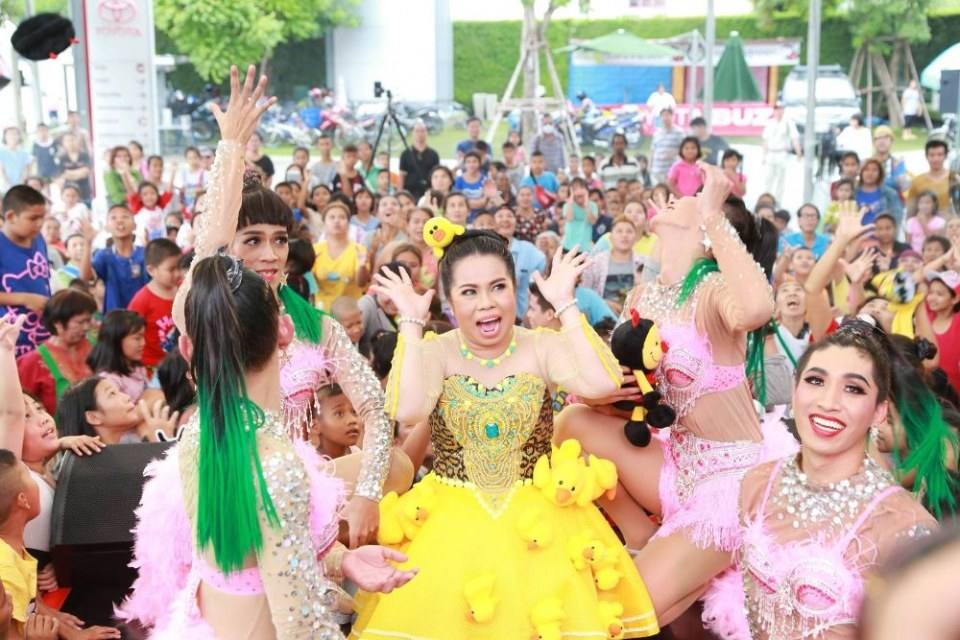 ตุ๊กกี้ ชิงร้อยชิงล้าน ที่โตโยต้าบัสส์ สาขาเสรีไทย