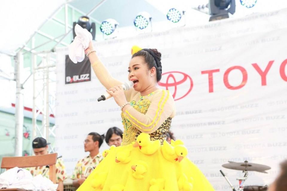ตุ๊กกี้ ชิงร้อยชิงล้าน ที่โตโยต้าบัสส์ สาขาเสรีไทย