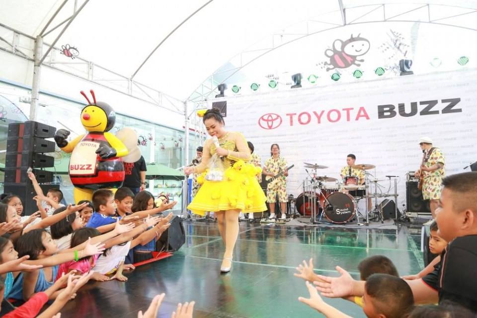 ตุ๊กกี้ ชิงร้อยชิงล้าน ที่โตโยต้าบัสส์ สาขาเสรีไทย