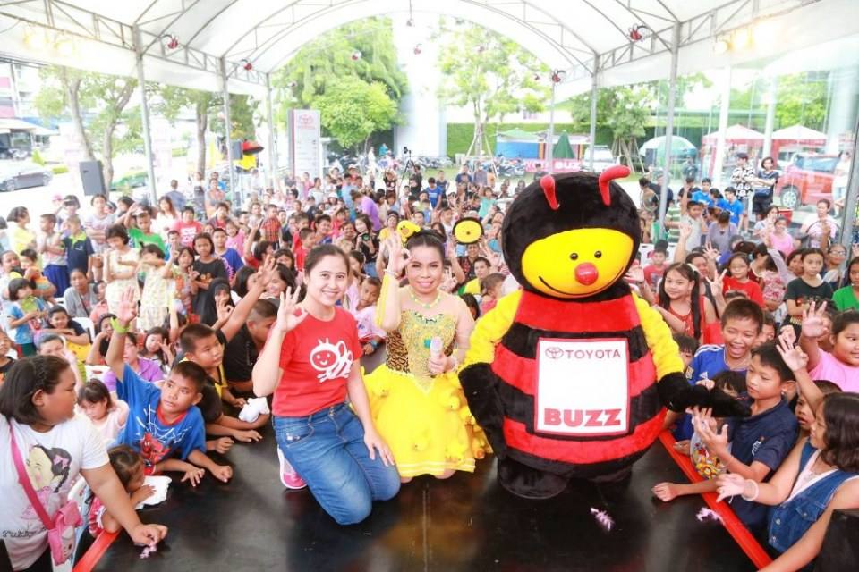 ตุ๊กกี้ ชิงร้อยชิงล้าน ที่โตโยต้าบัสส์ สาขาเสรีไทย