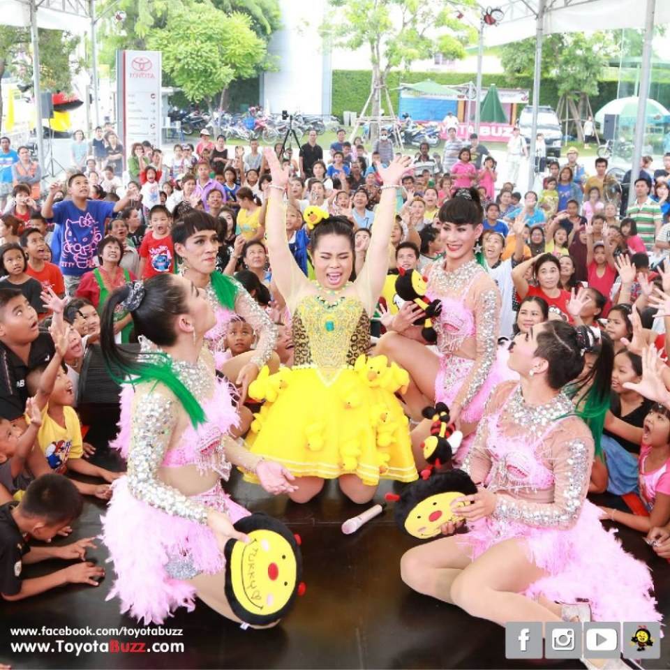 ตุ๊กกี้ ชิงร้อยชิงล้าน ที่โตโยต้าบัสส์ สาขาเสรีไทย