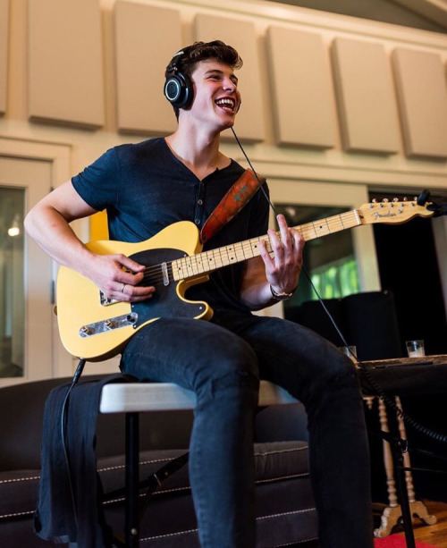 Shawn Mendes นักร้องแคนนาเดี้ยนสุดหล่อ เสียงมีเสน่ห์