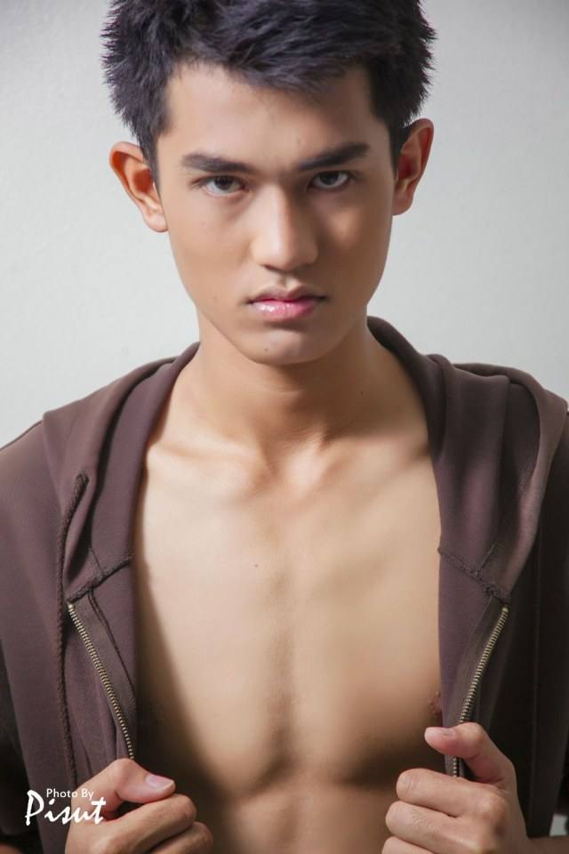 แชมป์ ธวัชชัย  สูง 186 ซม อายุ 16 ปี  การศึกษา วิทยาลัยเทคนิกพิจิตร  Page FB/ I-U Prince  ไอยูปริ๊นซ์  FB/  ธวัชชัย บัวอินทร์